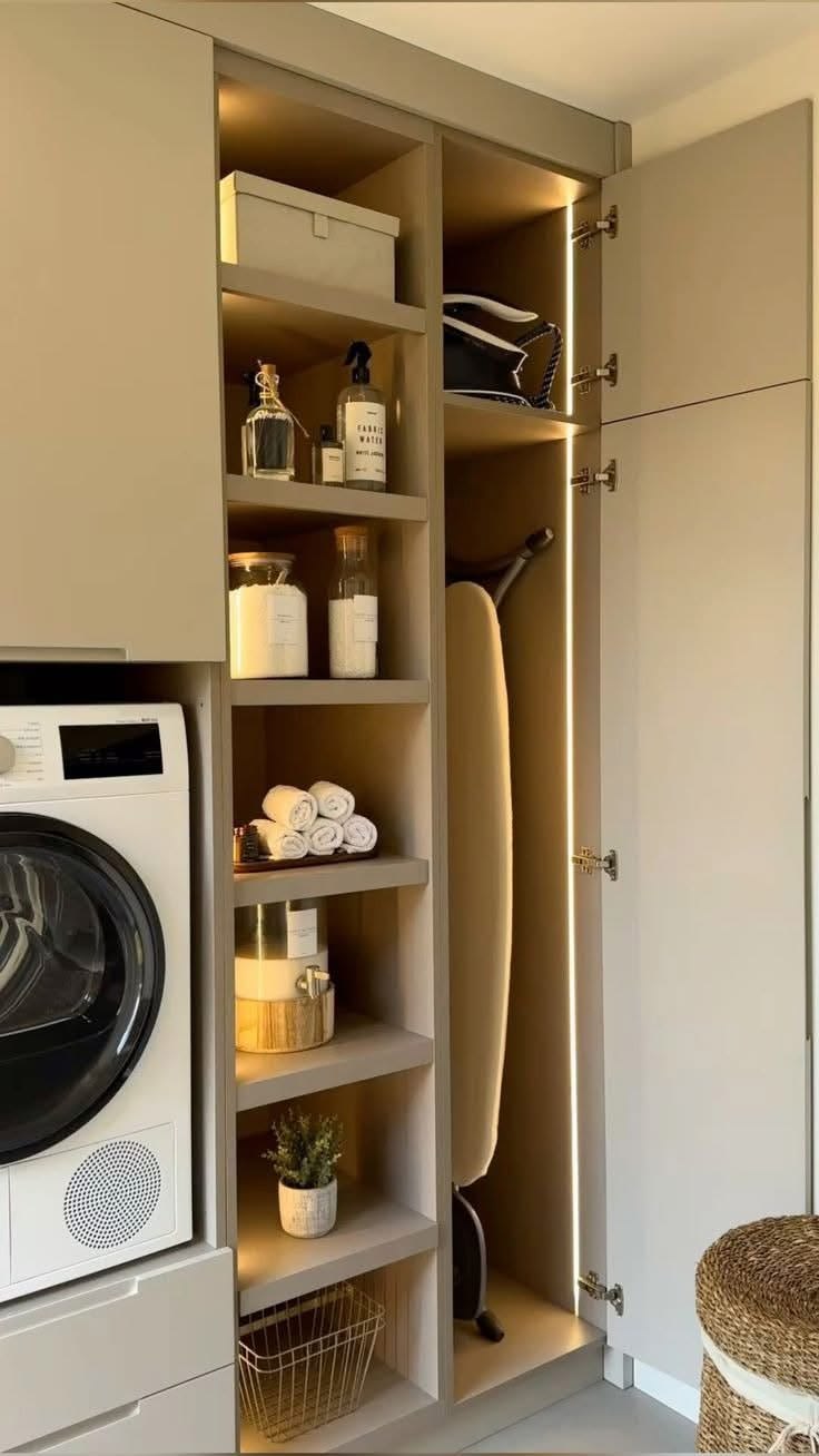 Laundry a medida con guardado para planchado y limpieza