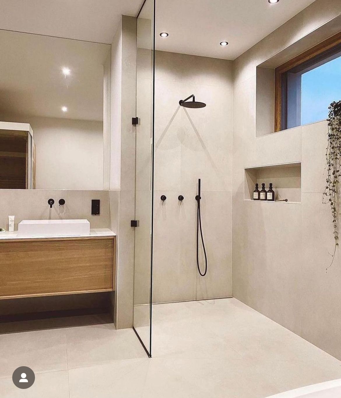 Baño a medida con ducha abierta y detalles cálidos