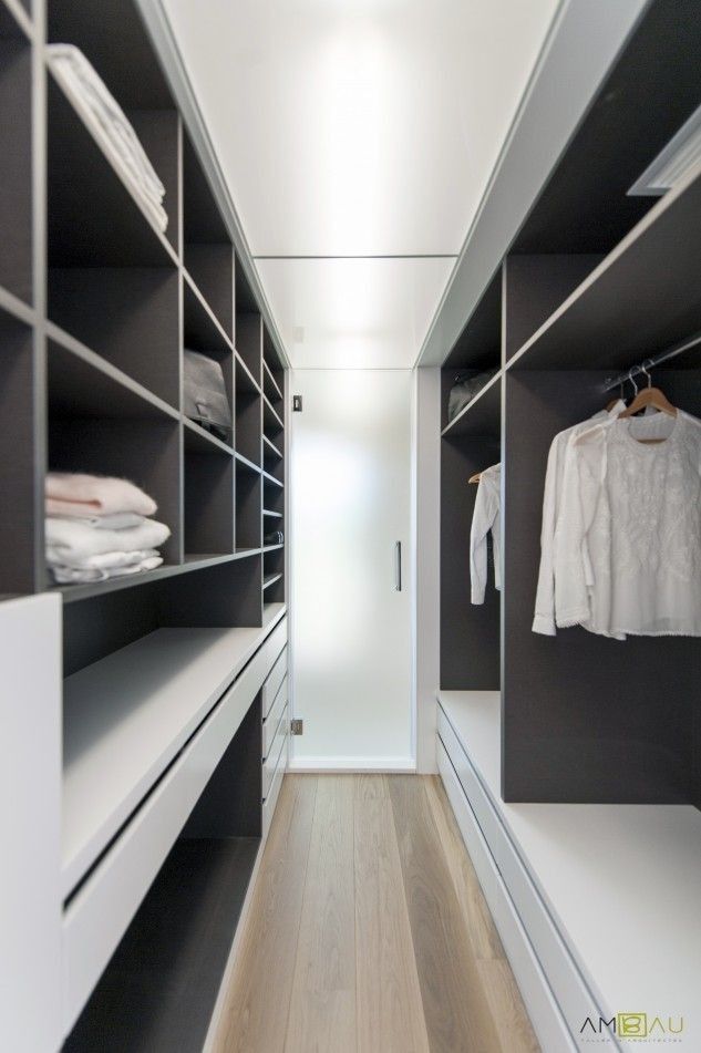 Vestidor a medida oscuro y funcional