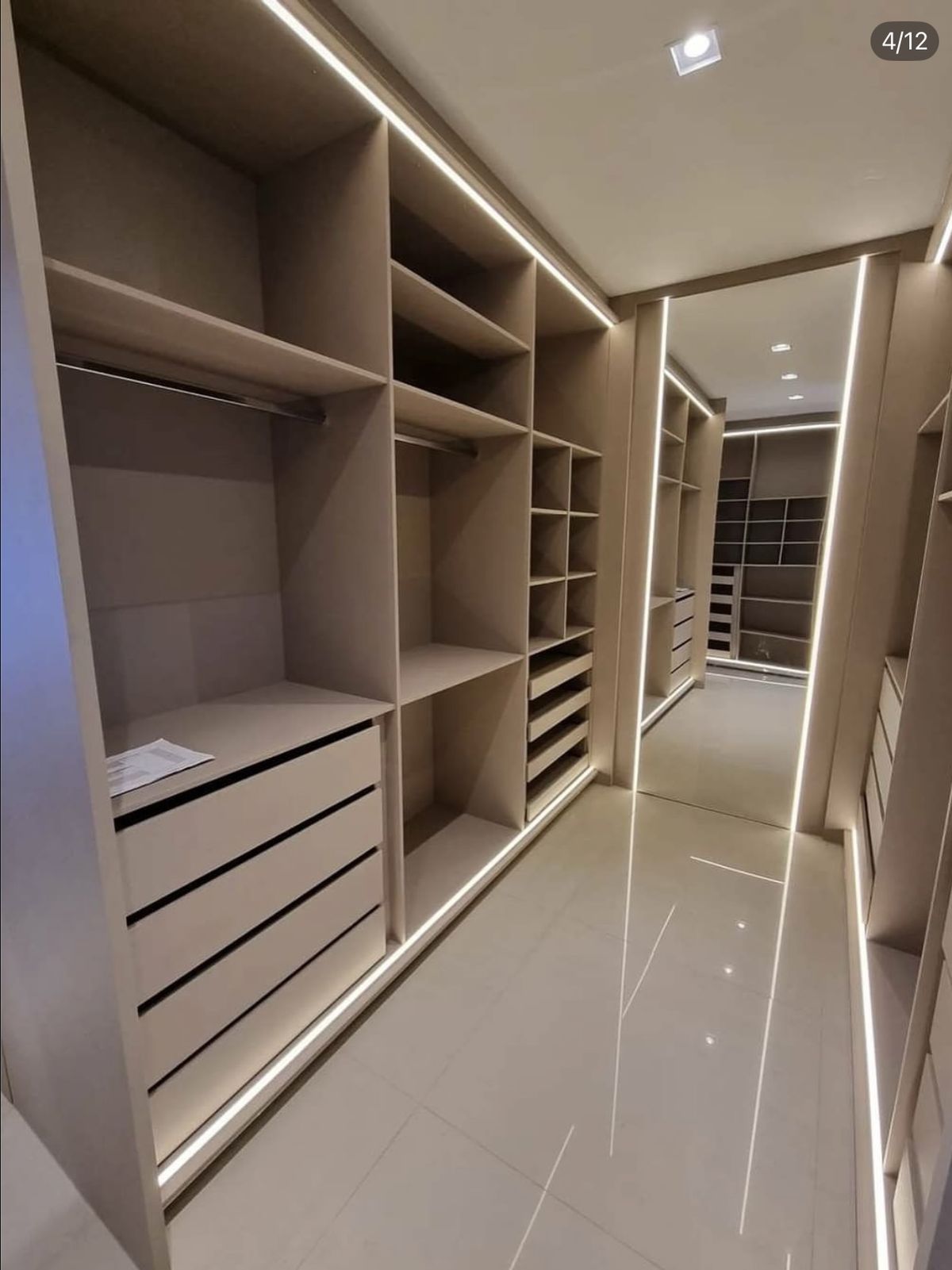 Vestidor a medida con iluminación LED integrada